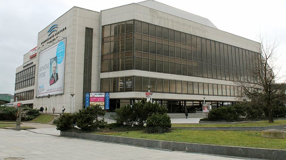 История пражского Конгресс-центра (бывшего Дворца культуры) началась в 1975 году, когда правительство выпустило постановление о его строительстве. (Фото: Олег Фетисов) История пражского Конгресс-центра (бывшего Дворца культуры) началась в 1975 году, когда правительство выпустило постановление о его строительстве. (Фото: Олег Фетисов)