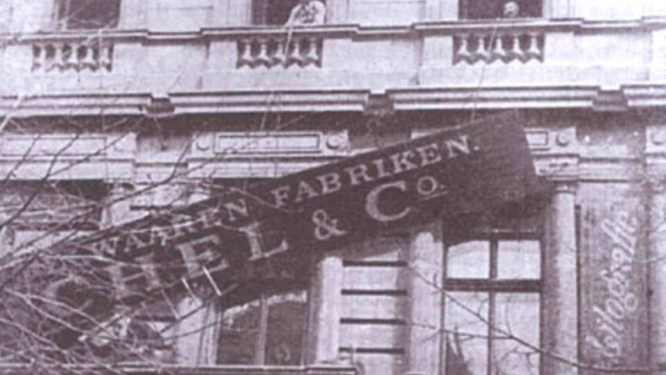 1918 - люди поднимались к вывескам магазинов и учреждений и замазывали немецкие названия