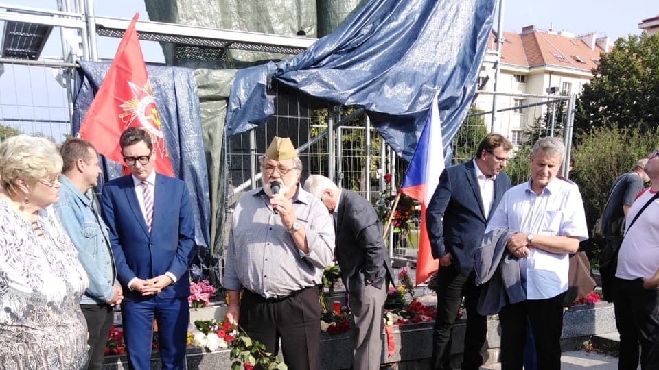 Демонстрация в защиту монумента, Фото: Архив Чешского Радио Демонстрация в защиту монумента, Фото: Архив Чешского Радио