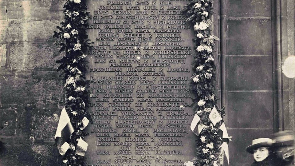 28 октября 1918 года, Староместская площадь, памятная доска с именами 27 казненных 21 июня 1621 года предводителей антигабсбургского восстания чешских сословий | Фото: Národní muzeum / Hradní fotoarchiv 28 октября 1918 года, Староместская площадь, памятная доска с именами 27 казненных 21 июня 1621 года предводителей антигабсбургского восстания чешских сословий | Фото: Národní muzeum / Hradní fotoarchiv