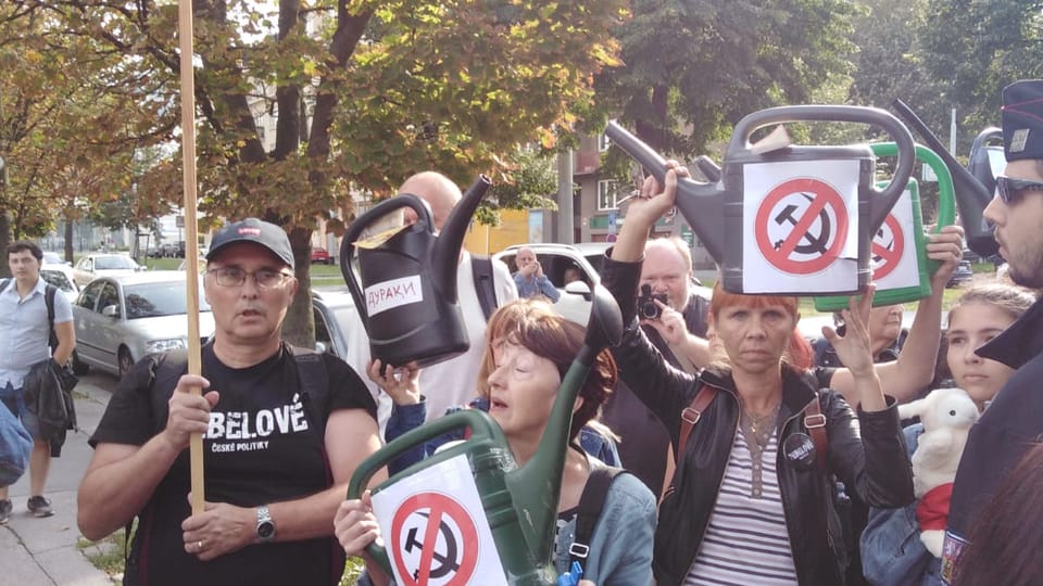 Демонстрация противников сохранения памятника, Фото: Архив Чешского Радио Демонстрация противников сохранения памятника, Фото: Архив Чешского Радио