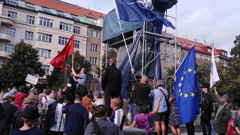 Демонстрация противников сохранения памятника, Фото: Архив Чешского Радио Демонстрация противников сохранения памятника, Фото: Архив Чешского Радио