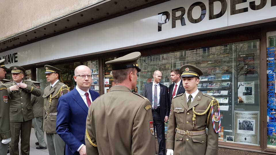 Премьер-министр Богуслав Соботка, акция памяти перед зданием Чешского радио, Фото: Ондржей Томшу, Чешское радио - Радио Прага Премьер-министр Богуслав Соботка, акция памяти перед зданием Чешского радио, Фото: Ондржей Томшу, Чешское радио - Радио Прага