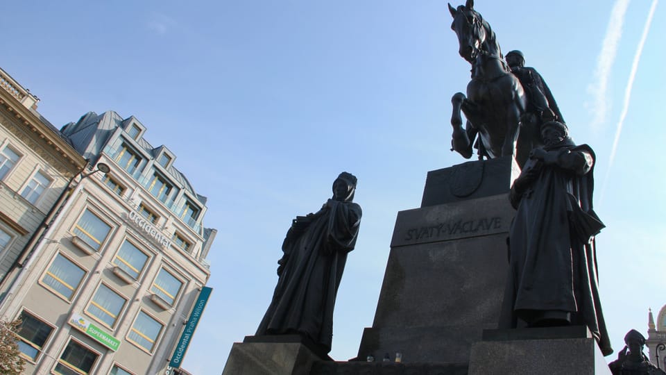 Памятник святому Вацлаву на пражской Вацлавской площади (установлен в 1912 году) скульптора Йозефа Вацлава Мысльбека | Фото: Barbora Němcová, Radio Prague International Памятник святому Вацлаву на пражской Вацлавской площади (установлен в 1912 году) скульптора Йозефа Вацлава Мысльбека | Фото: Barbora Němcová, Radio Prague International