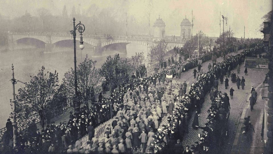 Прага, 29 октября 1918 год, мост Легионов, солдаты после принесения присяги на верность Чехословацкой Республике направляются на Вацлавскую площадь | Фото: Národní muzeum / Hradní fotoarchiv Прага, 29 октября 1918 год, мост Легионов, солдаты после принесения присяги на верность Чехословацкой Республике направляются на Вацлавскую площадь | Фото: Národní muzeum / Hradní fotoarchiv