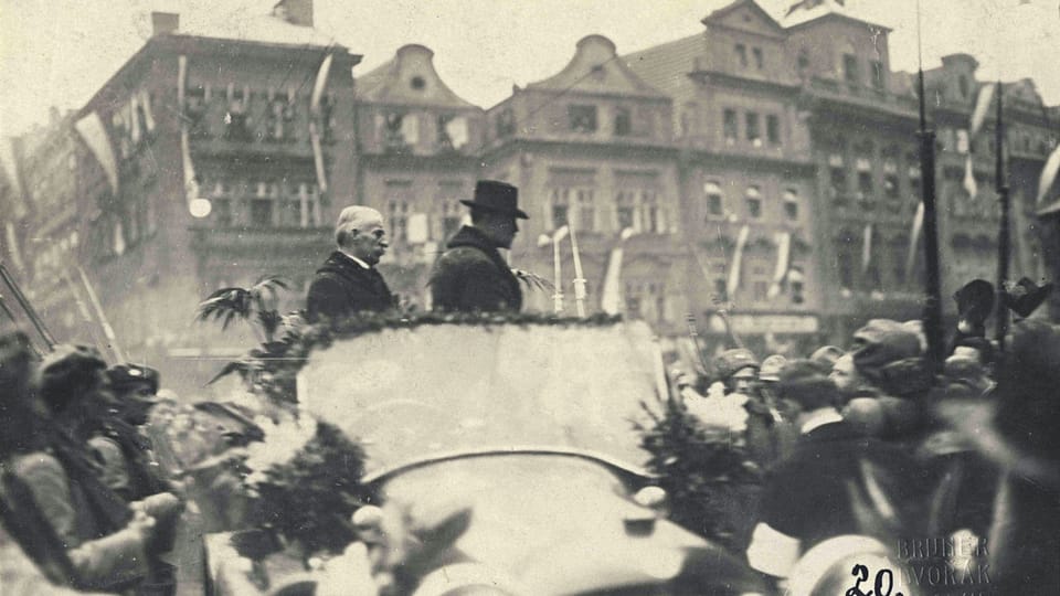 21 декабря 1918 года, Прага, горожане на Староместской площади приветствуют первого президента Чехословацкой Республики Томаша Гаррика Масарика. За президентом стоит генеральный секретарь социал-демократов Франтишек Томашек | Фото: Národní muzeum / Hradní fotoarchiv 21 декабря 1918 года, Прага, горожане на Староместской площади приветствуют первого президента Чехословацкой Республики Томаша Гаррика Масарика. За президентом стоит генеральный секретарь социал-демократов Франтишек Томашек | Фото: Národní muzeum / Hradní fotoarchiv