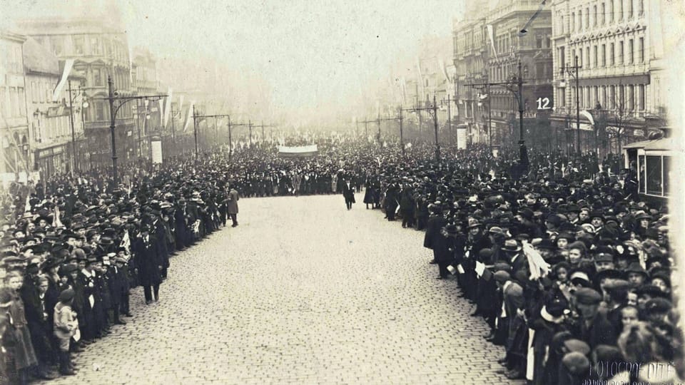 29 октября 1918 года, Прага, демонстранты несут по Вацлавской площади чешский флаг | Фото: Národní muzeum / Hradní fotoarchiv 29 октября 1918 года, Прага, демонстранты несут по Вацлавской площади чешский флаг | Фото: Národní muzeum / Hradní fotoarchiv