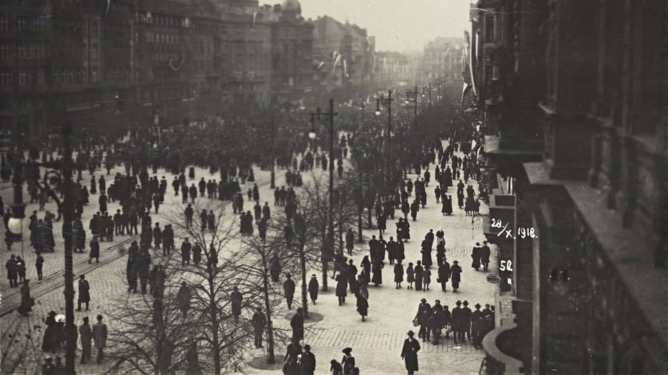 28 октября 1918 года, Прага, митинг в верхней части Вацлавской площади | Фото: Národní muzeum / Hradní fotoarchiv 28 октября 1918 года, Прага, митинг в верхней части Вацлавской площади | Фото: Národní muzeum / Hradní fotoarchiv