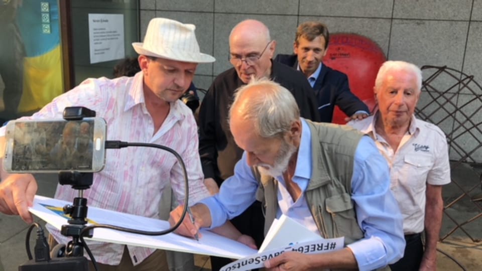 Российские и чешские активисты подписали петицию в поддержку голодающего в российской тюрьме украинского режиссера Олега Сенцова и всех политзаключенных на территории Российской Федерации, фото: Егор Литвин Российские и чешские активисты подписали петицию в поддержку голодающего в российской тюрьме украинского режиссера Олега Сенцова и всех политзаключенных на территории Российской Федерации, фото: Егор Литвин