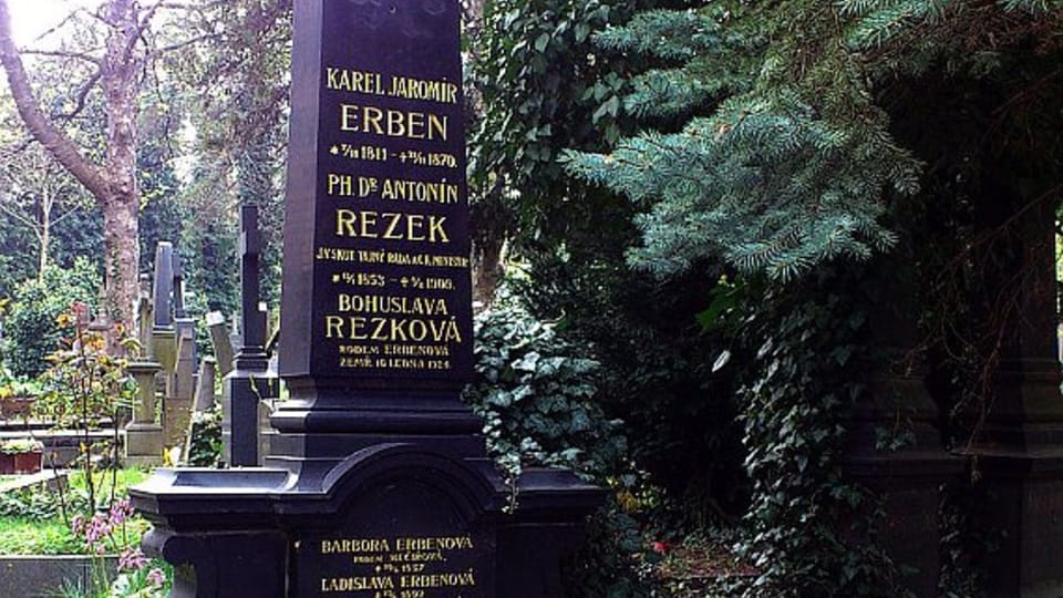 Могила поэта Карла Яромира Эрбена на Ольшанском кладбище,  Фото: Loyal78,  CC BY-SA 3.0