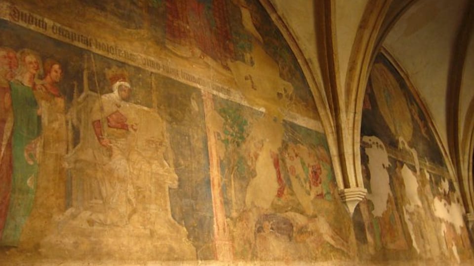 Сцены из Нового и Ветхого завета на стенах клуатра монастыря