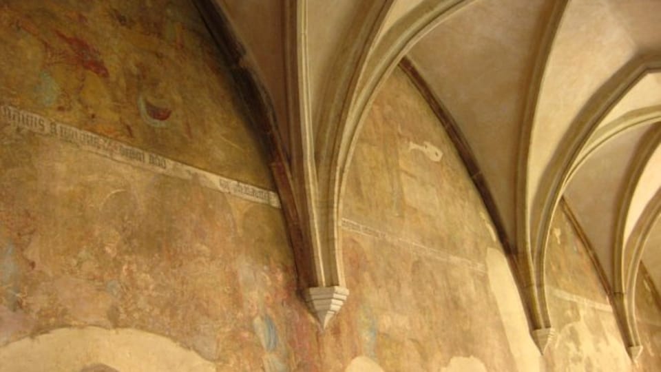 Сцены из Нового и Ветхого завета на стенах клуатра монастыря