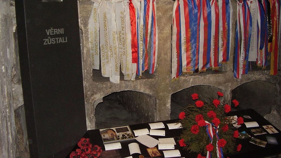Памятник семи погибшим парашютистам в крипте собора с эпитафией «Остались верны»,  фото: Гоза Грон CC BY 3.0