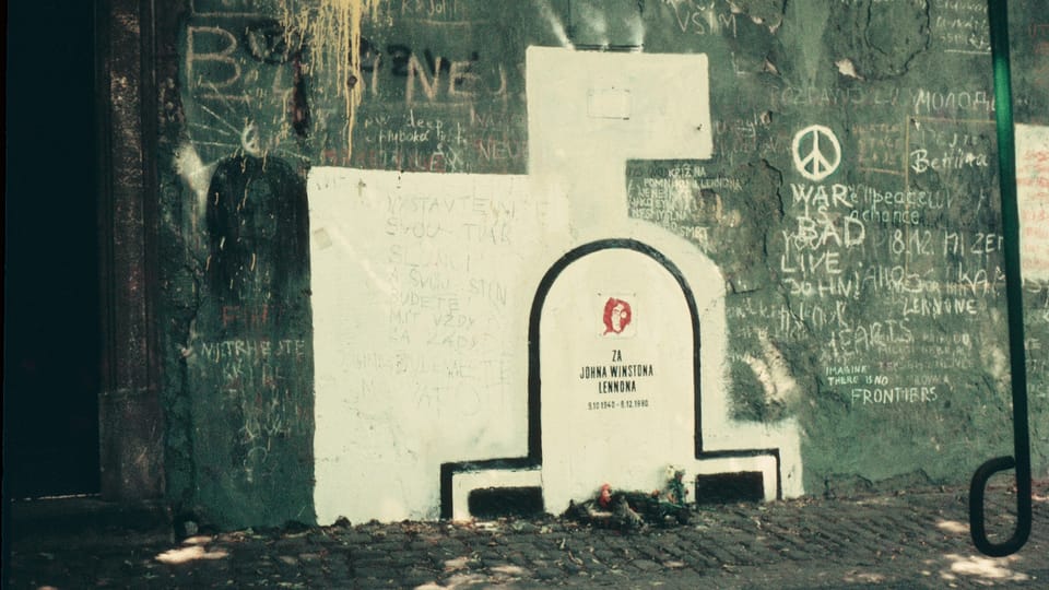 Стена Леннона в 1983 году | Фото: David Sedlecký, Wikimedia Commons, CC BY-SA 3.0 Стена Леннона в 1983 году | Фото: David Sedlecký, Wikimedia Commons, CC BY-SA 3.0
