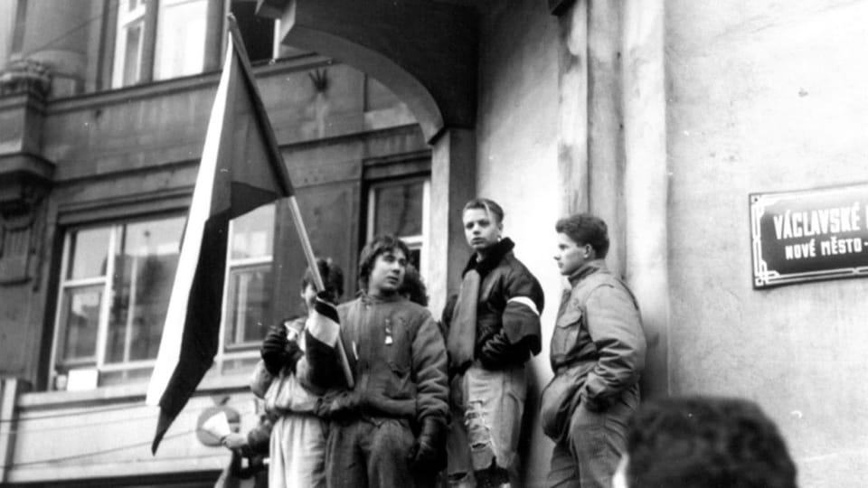 Вацлавская площадь, ноябрь 1989 г. | Фото: Bedřich Kaas, Český rozhlas Вацлавская площадь, ноябрь 1989 г. | Фото: Bedřich Kaas, Český rozhlas