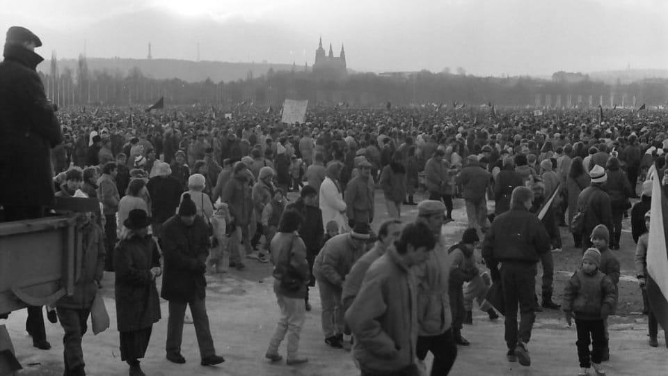 Сотни тысяч демострантов на пражском Летенском поле,  фото: Dušan Bouška,  archiv ČRo