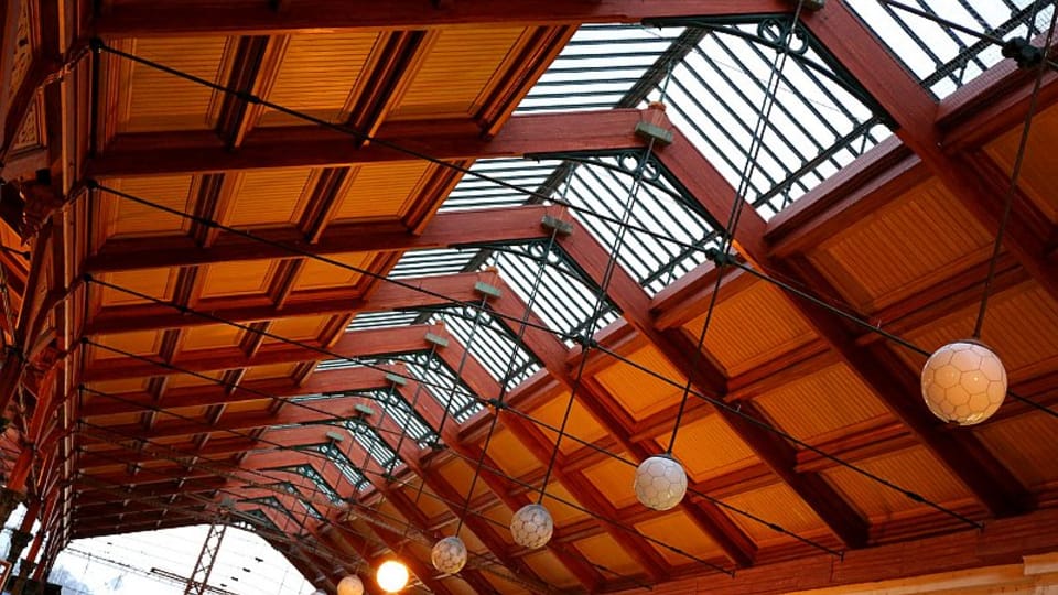 Здание вокзала имеет уникальное архитектурно-художественное решение перекрытия холла с перронами: литой стальной несущий остов,  с покрытием кровли из дерева и стекла.  (Фото: Олег Фетисов)