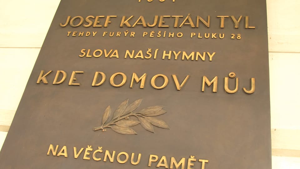 Мемориальная доска: Именно в этом здании, 1834 г., Йозеф Кайетан Тыл написал слова чешского гимна «Где мой дом?!» (Фото: Кристина Макова, Чешское радио - Радио Прага) Мемориальная доска: Именно в этом здании, 1834 г., Йозеф Кайетан Тыл написал слова чешского гимна «Где мой дом?!» (Фото: Кристина Макова, Чешское радио - Радио Прага)