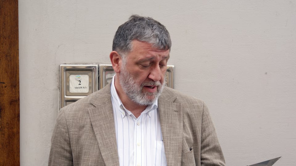 Сергей Пархоменко держит в руках «чешскую» табличку «Последнего адреса», Фото: Тимур Кашапов, Чешское радио - Радио Прага Сергей Пархоменко держит в руках «чешскую» табличку «Последнего адреса», Фото: Тимур Кашапов, Чешское радио - Радио Прага