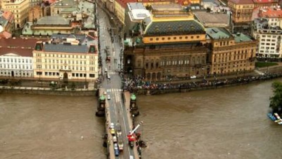 Прага во время наводнения в 2002 г. (Фото: Ян Розенауэр) Прага во время наводнения в 2002 г. (Фото: Ян Розенауэр)