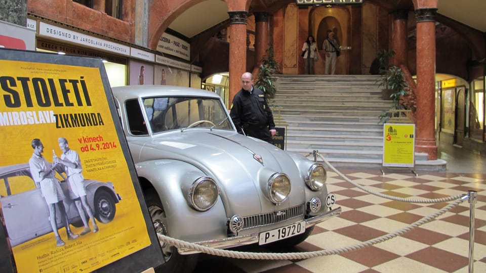 Tatra 87 во время премьеры фильма «Столетие Мирослава Зикмунда» в кинотеатре «Луцерна» | Фото: Kristýna Maková, Radio Prague International Tatra 87 во время премьеры фильма «Столетие Мирослава Зикмунда» в кинотеатре «Луцерна» | Фото: Kristýna Maková, Radio Prague International