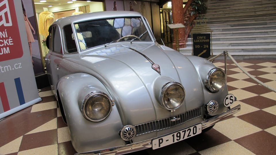 Автомобиль Tatra 87 Ганзелки и Зикмунда в пассаже пражского кинотеатра «Люцерна»  (Фото: Кристина Макова,  Чешское радио - Радио Прага)