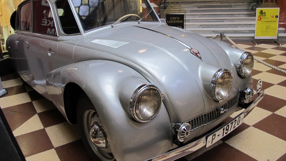Tatra 87 во время премьеры фильма «Столетие Мирослава Зикмунда» в кинотеатре «Луцерна» (Фото: Кристина Макова, Чешское радио - Радио Прага) Tatra 87 во время премьеры фильма «Столетие Мирослава Зикмунда» в кинотеатре «Луцерна» (Фото: Кристина Макова, Чешское радио - Радио Прага)