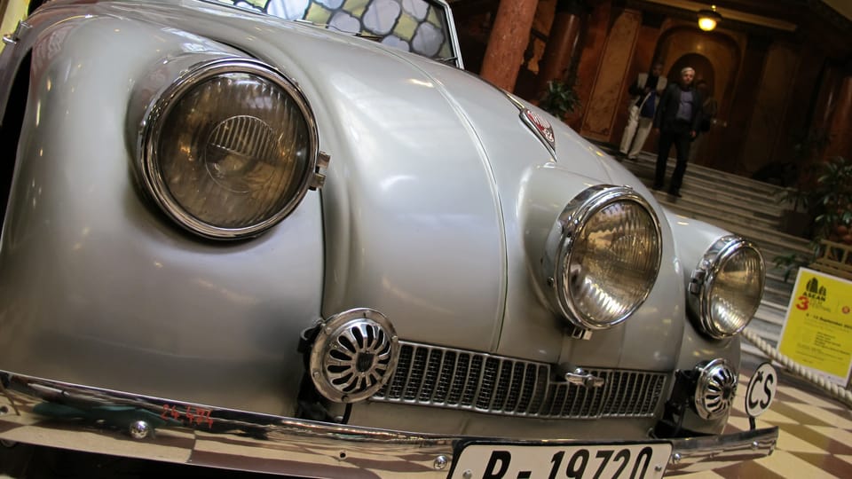 Tatra 87 во время премьеры фильма «Столетие Мирослава Зикмунда» в кинотеатре «Луцерна» (Фото: Кристина Макова, Чешское радио - Радио Прага) Tatra 87 во время премьеры фильма «Столетие Мирослава Зикмунда» в кинотеатре «Луцерна» (Фото: Кристина Макова, Чешское радио - Радио Прага)