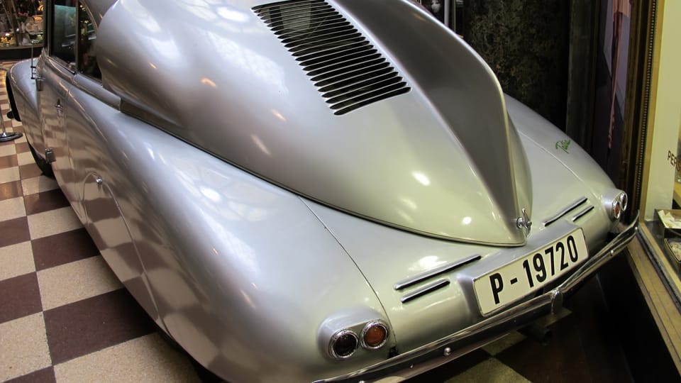 Tatra 87 во время премьеры фильма «Столетие Мирослава Зикмунда» в кинотеатре «Луцерна» (Фото: Кристина Макова, Чешское радио - Радио Прага) Tatra 87 во время премьеры фильма «Столетие Мирослава Зикмунда» в кинотеатре «Луцерна» (Фото: Кристина Макова, Чешское радио - Радио Прага)