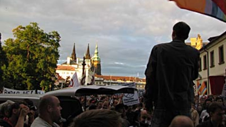 Ян Тамаш говорит к демонстрантам