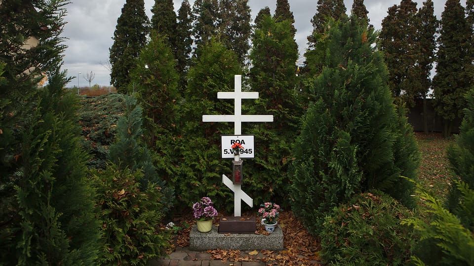 Братская могила трех неизвестных власовцев на Литовицком кладбище в городке Гостивице в западных предместьях Праги. Здесь похоронены солдаты 3-го пехотного полка 1-й пехотной дивизии РОА,  погибшие в боях за аэродром Рузыне. Фото: Vladimir…