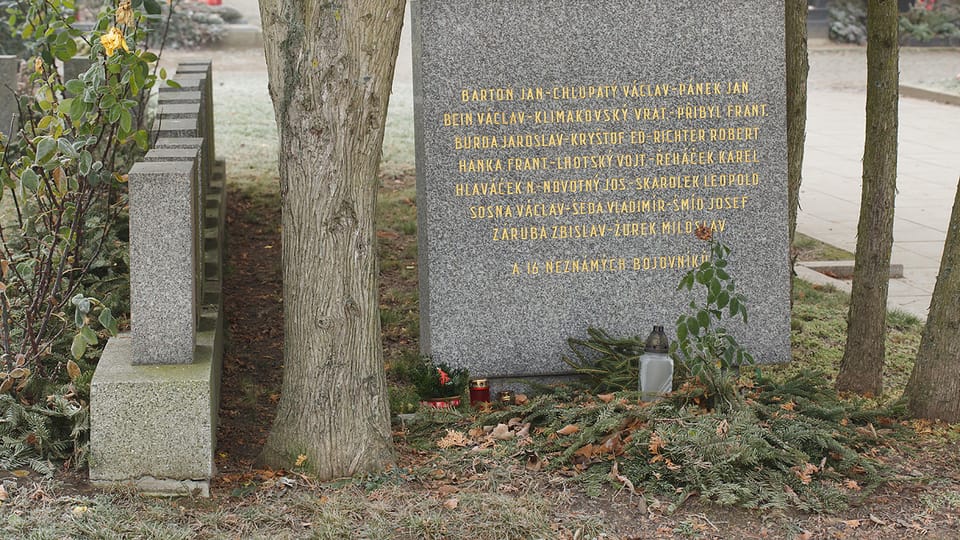 Братская могила участников Пражского восстания и власовцев на Ольшанском кладбище Праги. Здесь похоронены 16 неизвестных солдат 1-го пехотного полка 1-й пехотной дивизии РОА, погибшие в уличных боях в пражском районе Панкрац. Фото… Братская могила участников Пражского восстания и власовцев на Ольшанском кладбище Праги. Здесь похоронены 16 неизвестных солдат 1-го пехотного полка 1-й пехотной дивизии РОА, погибшие в уличных боях в пражском районе Панкрац. Фото…