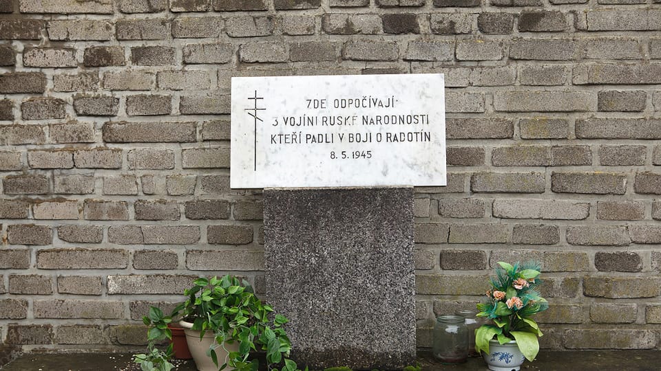 "Здесь покоятся три русских солдата,  павших в боях за Радотин. 8.5.1945". Могила трех неизвестных власовцев на кладбище пражского района Радотин. Предположительно здесь похоронены солдаты разведывательного дивизиона 1-й пехотной дивизии…