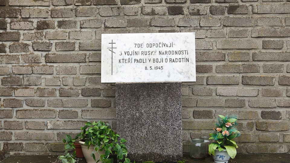 "Здесь покоятся три русских солдата, павших в боях за Радотин. 8.5.1945". Могила трех неизвестных власовцев на кладбище пражского района Радотин. Предположительно здесь похоронены солдаты разведывательного дивизиона 1-й пехотной дивизии… "Здесь покоятся три русских солдата, павших в боях за Радотин. 8.5.1945". Могила трех неизвестных власовцев на кладбище пражского района Радотин. Предположительно здесь похоронены солдаты разведывательного дивизиона 1-й пехотной дивизии…