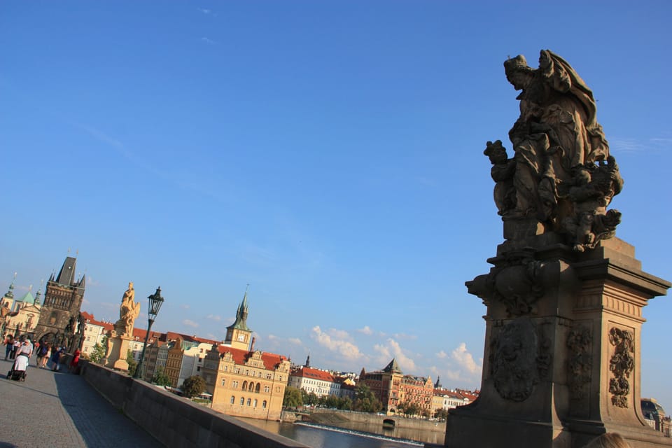 Скульптура святой Людмилы и святого Вацлава на Карловом мосту | Фото: Barbora Němcová,  Radio Prague International