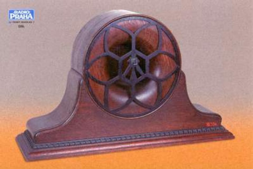 Электромагнитный репродуктор в деревянном шкафу,  1925