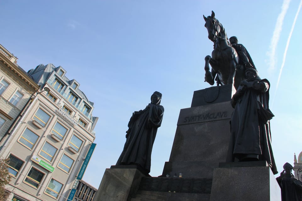 Памятник святому Вацлаву на пражской Вацлавской площади (установлен в 1912 году) скульптора Йозефа Вацлава Мысльбека | Фото: Barbora Němcová, Radio Prague International Памятник святому Вацлаву на пражской Вацлавской площади (установлен в 1912 году) скульптора Йозефа Вацлава Мысльбека | Фото: Barbora Němcová, Radio Prague International