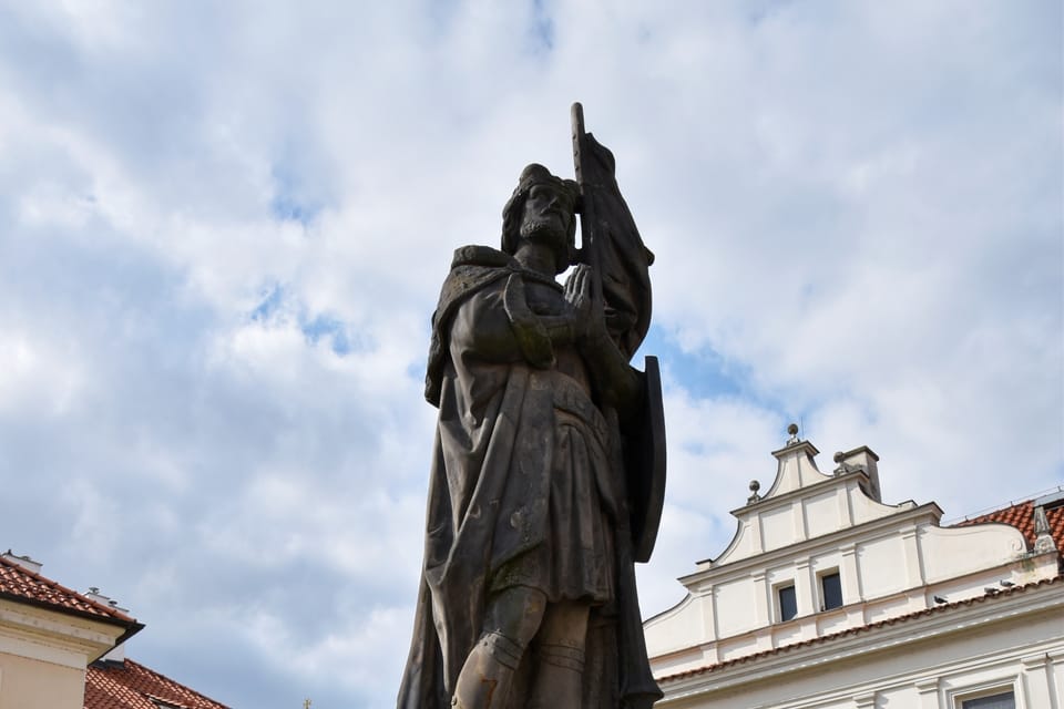Скульптуру в 1885 году по эскизу художника Йозефа Фюриха изготовил скульптор Йозеф Камил Бём | Фото: Barbora Němcová,  Radio Prague International