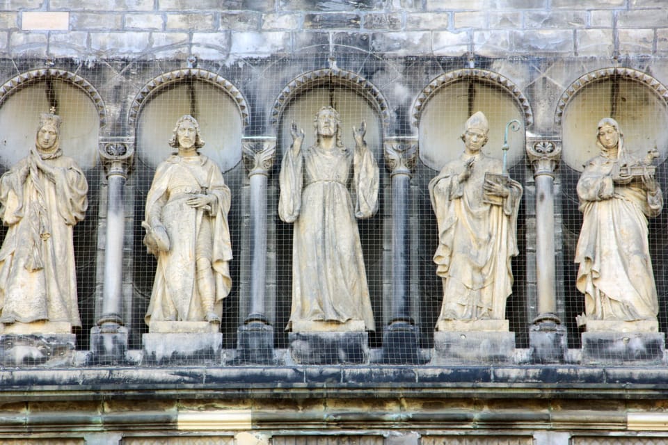 Более чем двухметровое изваяние святого Вацлава стоит среди скульптурных изображений других святых рядом со статуей Христа. Автор Ченек Восмик | Фото: Barbora Němcová,  Radio Prague International