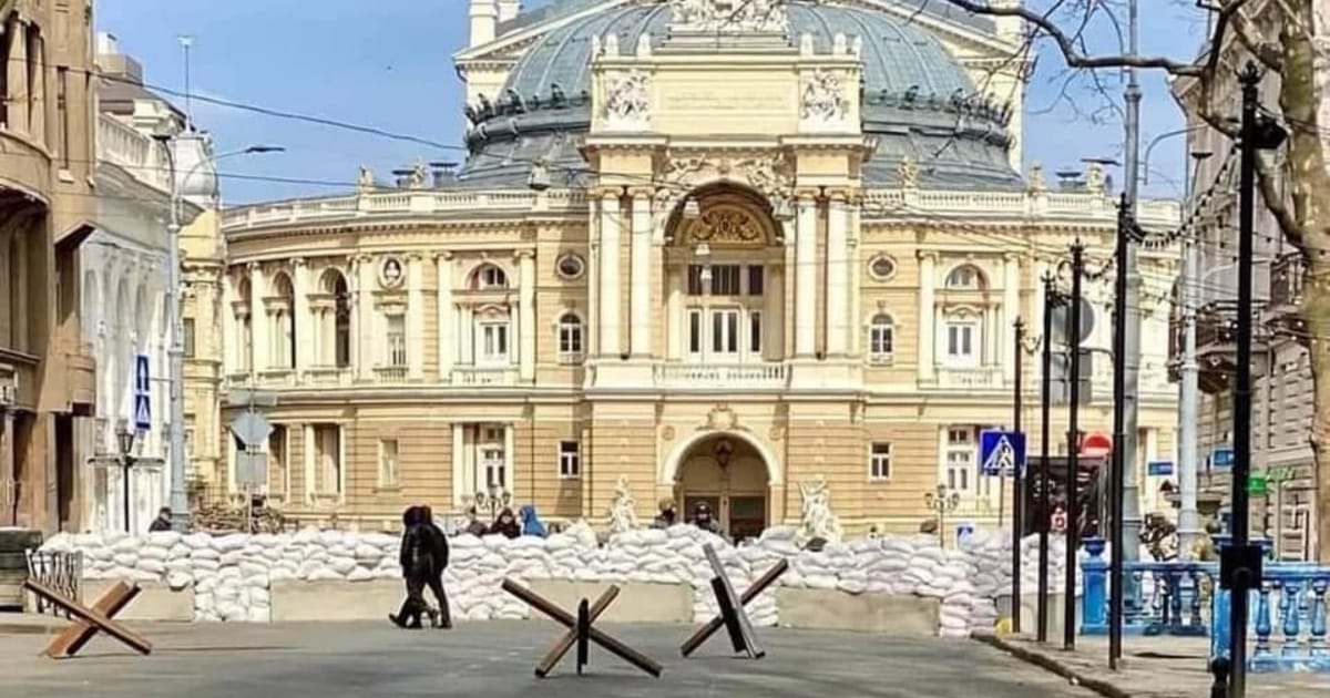 Житель одессы. Дюк Одесса. Одесса сейчас. Одесский оперный театр взрывы. Что будет с Одессой.