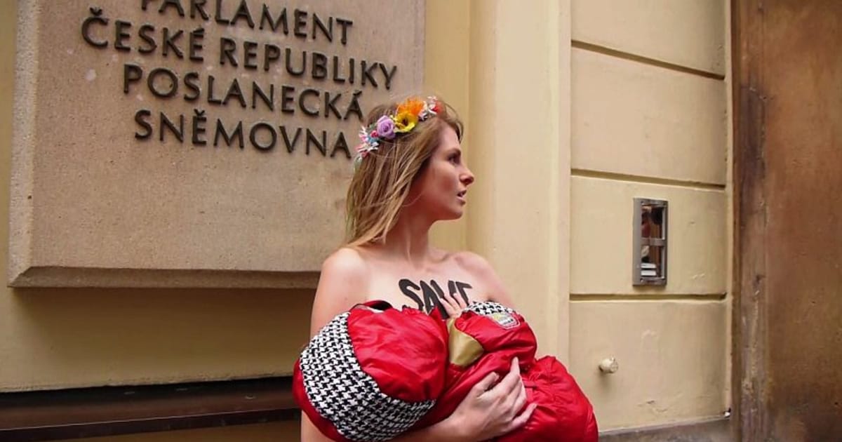 Активистки FEMEN разденутся ради порноактрисы (фото) - ФОКУС