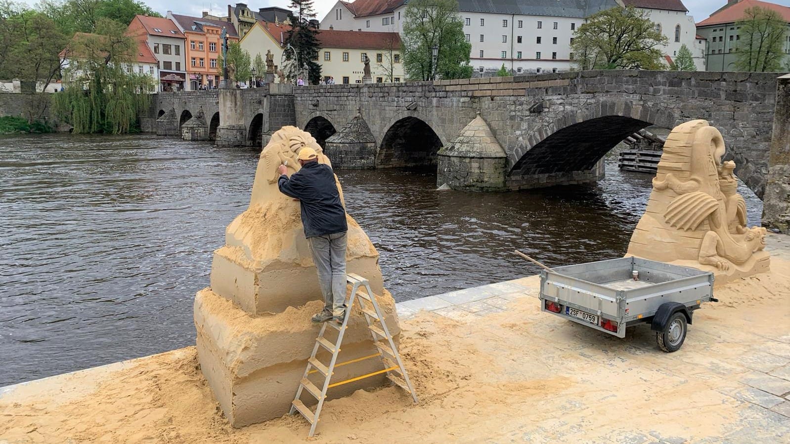 Писек, сохранивший старейший мост в Чехии и коллекцию домовых знаков