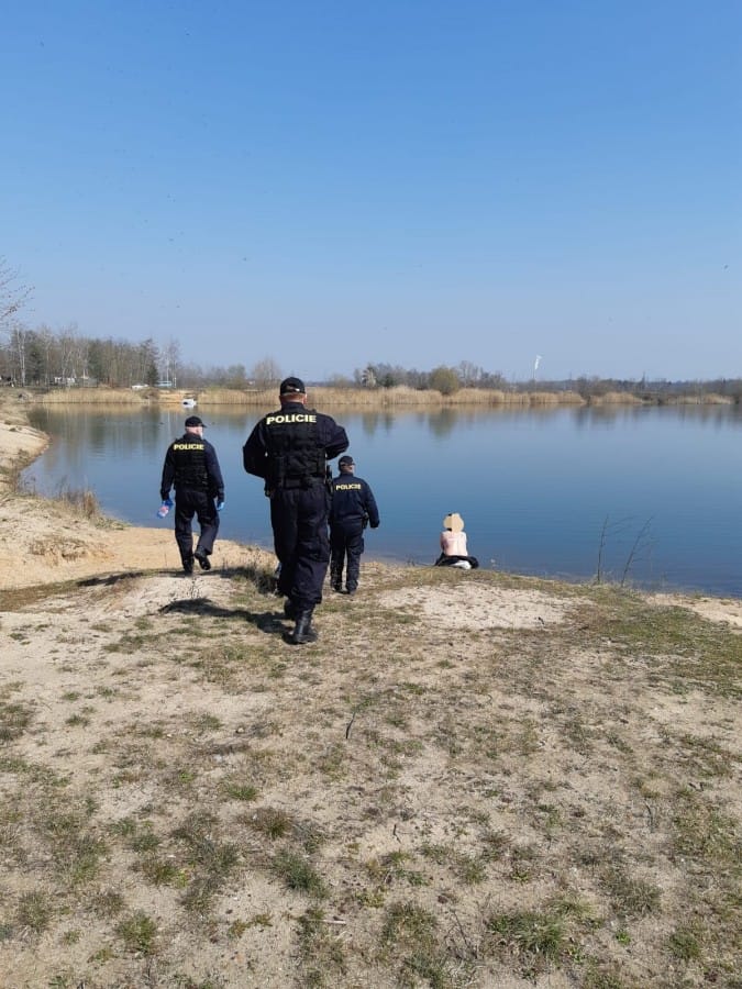 Чешская полиция оштрафовала нудистов, которые загорали на пляже без масок